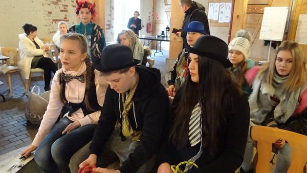 Kinder und Jugendliche in historischen Kostümen bei einem deutsch-polnischen Theaterprojekt über Europa und die EU
