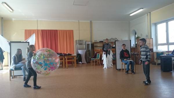 Kinder und Jugendliche proben ein deutsch-polnisches Theaterstück mit Requisiten und einem großen bunten Gymnastikball.
