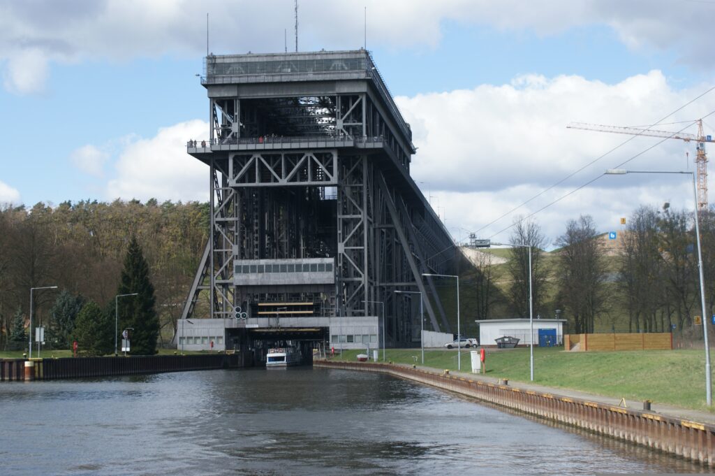 Das große Schiffshebewerk Niederfinow führt einen Kanal über eine markante Stahlkonstruktion im Oderland bei Landhof Liepe.