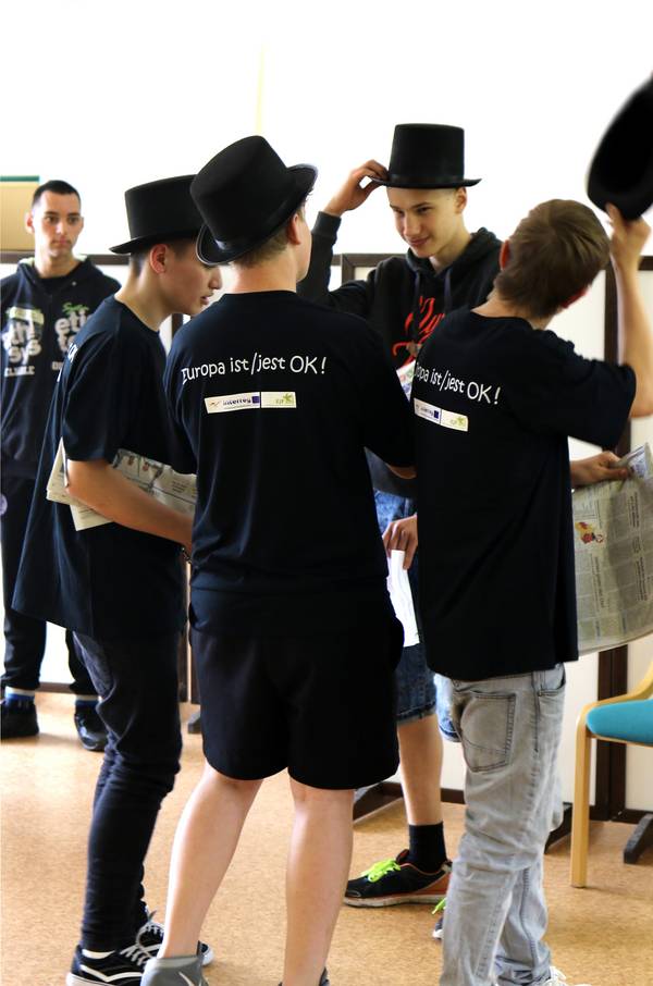 Jugendliche in schwarzen T-Shirts und Zylindern bei einer deutsch-polnischen Begegnung im Landhof Liepe
